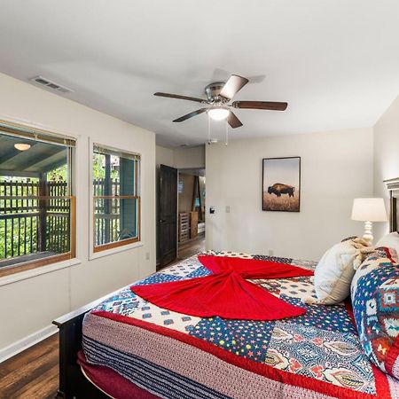 Whiskey Ridge Lodge, A Restored 1940S Gem, 2 Mins From Downtown, Breathtaking City Views, Custom Game Room, And Spacious Elegance Gatlinburg Esterno foto