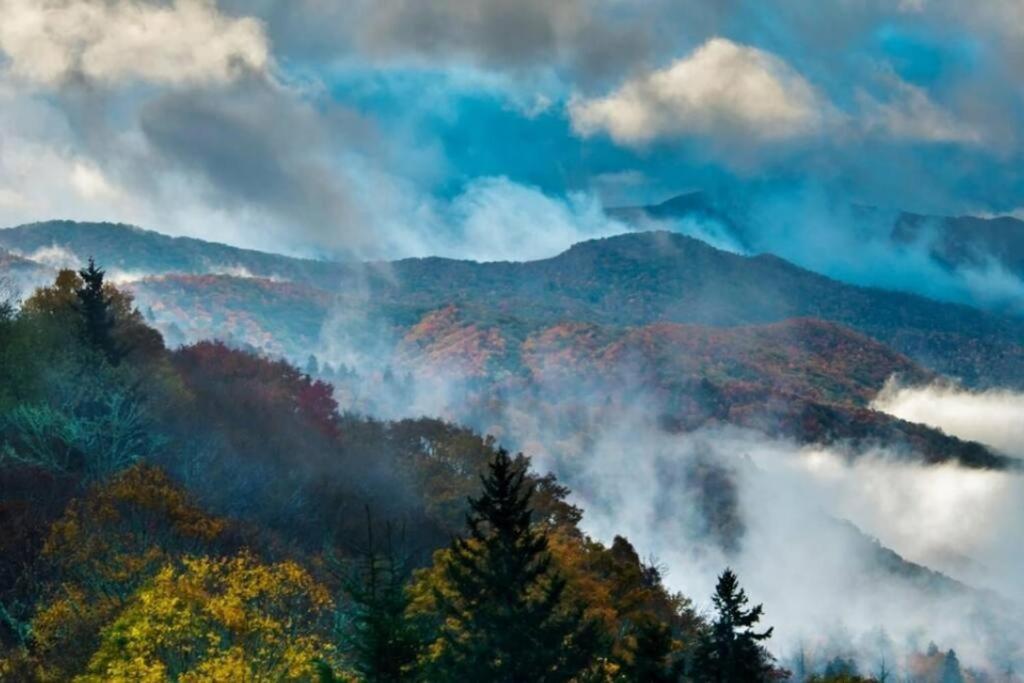 Whiskey Ridge Lodge, A Restored 1940S Gem, 2 Mins From Downtown, Breathtaking City Views, Custom Game Room, And Spacious Elegance Gatlinburg Esterno foto