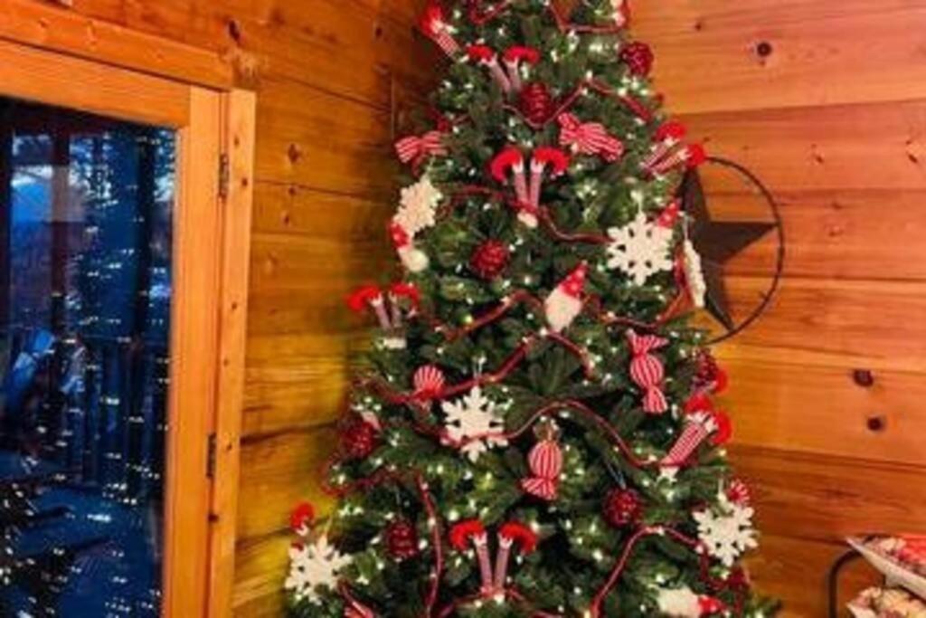 Whiskey Ridge Lodge, A Restored 1940S Gem, 2 Mins From Downtown, Breathtaking City Views, Custom Game Room, And Spacious Elegance Gatlinburg Esterno foto