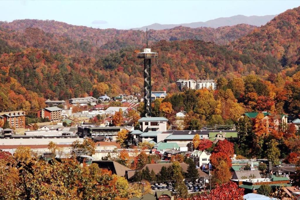 Whiskey Ridge Lodge, A Restored 1940S Gem, 2 Mins From Downtown, Breathtaking City Views, Custom Game Room, And Spacious Elegance Gatlinburg Esterno foto