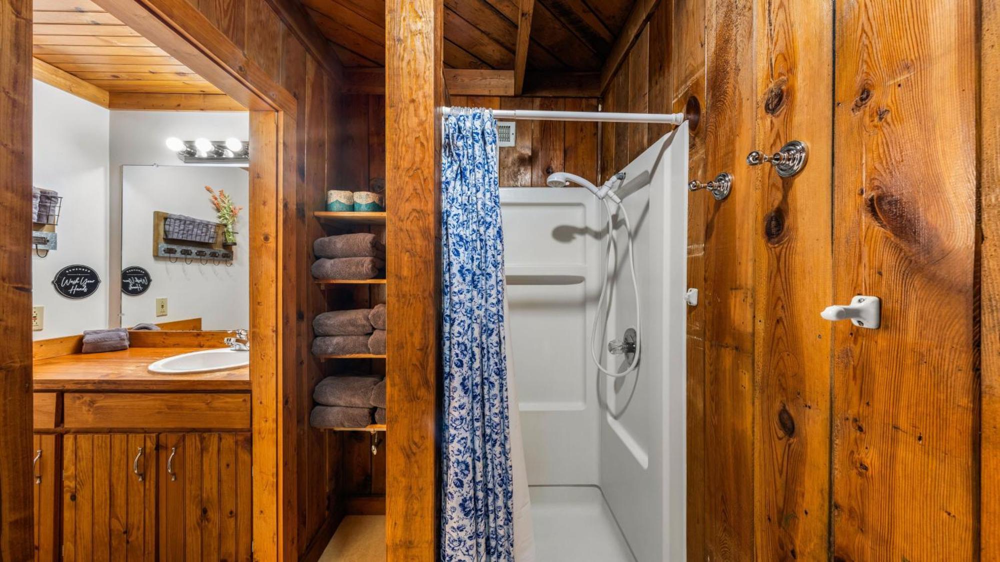 Whiskey Ridge Lodge, A Restored 1940S Gem, 2 Mins From Downtown, Breathtaking City Views, Custom Game Room, And Spacious Elegance Gatlinburg Esterno foto