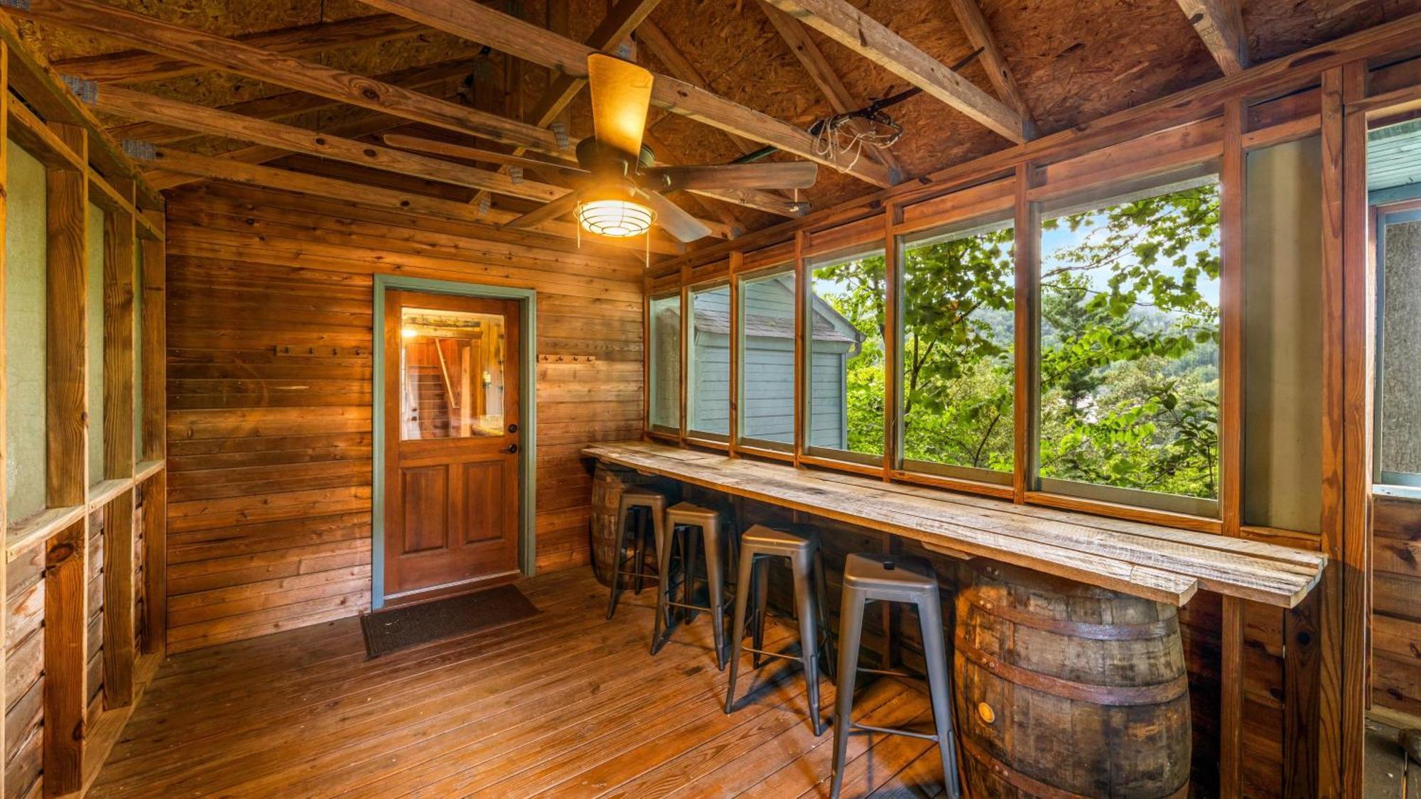 Whiskey Ridge Lodge, A Restored 1940S Gem, 2 Mins From Downtown, Breathtaking City Views, Custom Game Room, And Spacious Elegance Gatlinburg Esterno foto