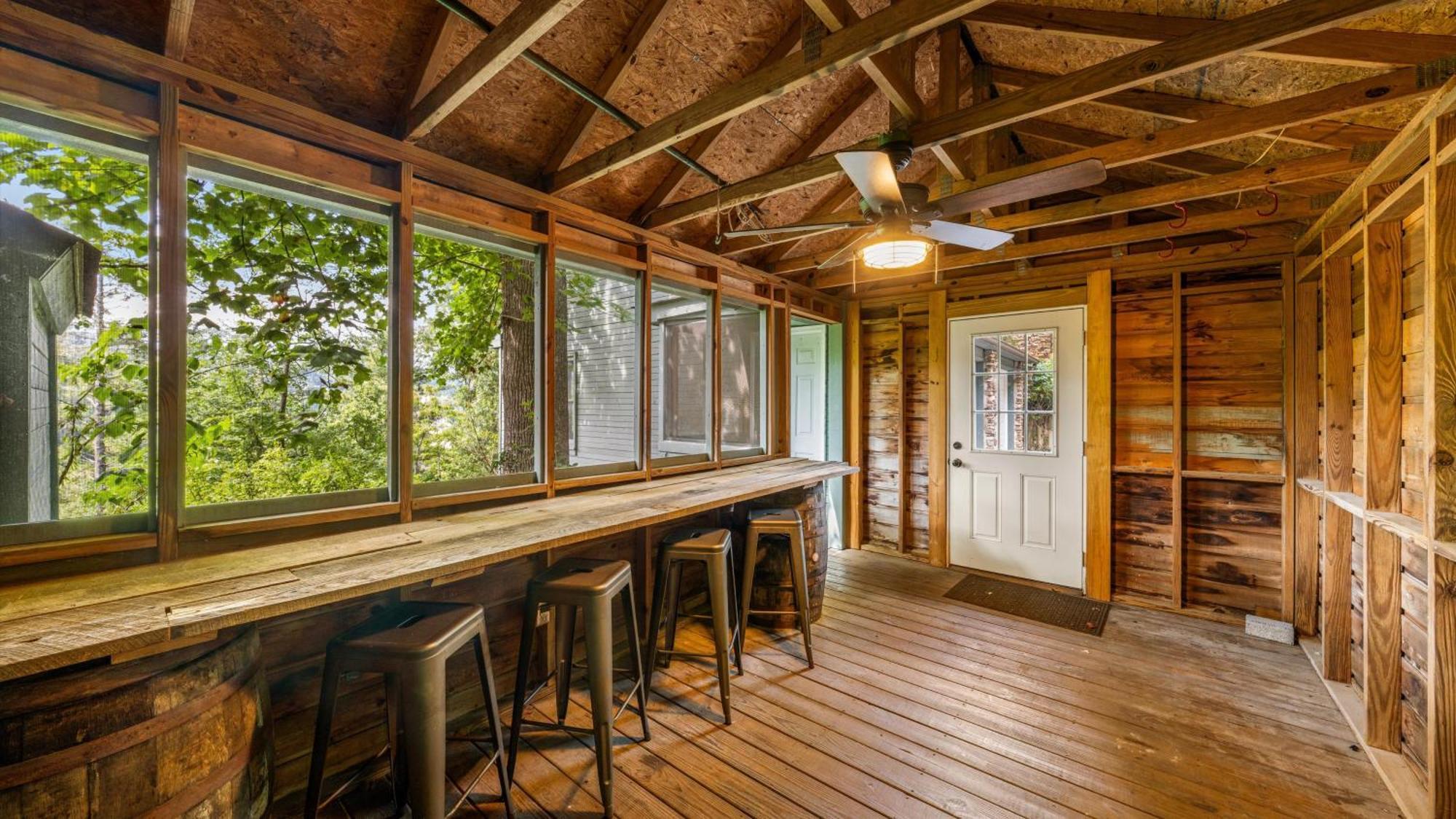Whiskey Ridge Lodge, A Restored 1940S Gem, 2 Mins From Downtown, Breathtaking City Views, Custom Game Room, And Spacious Elegance Gatlinburg Esterno foto
