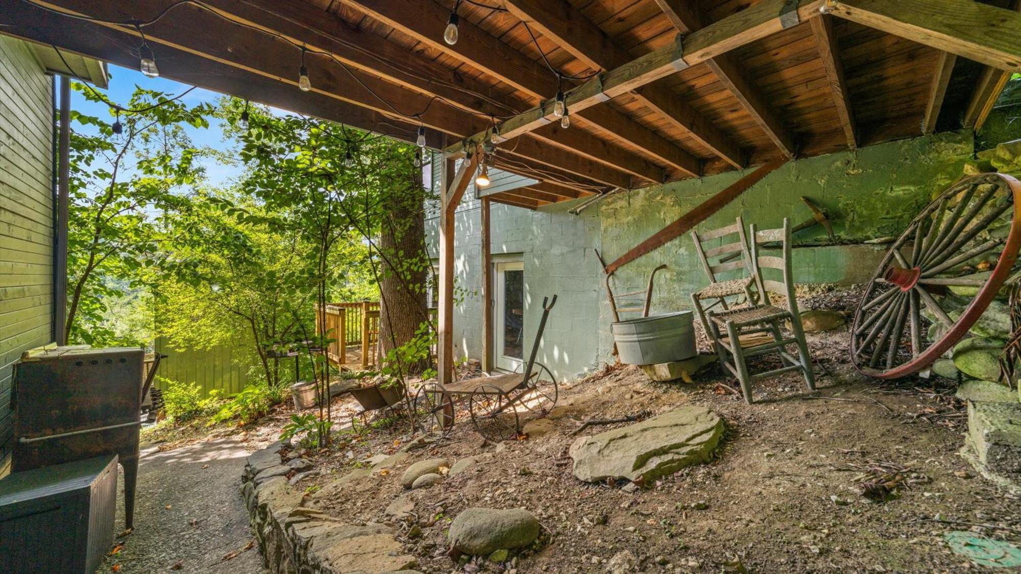 Whiskey Ridge Lodge, A Restored 1940S Gem, 2 Mins From Downtown, Breathtaking City Views, Custom Game Room, And Spacious Elegance Gatlinburg Esterno foto