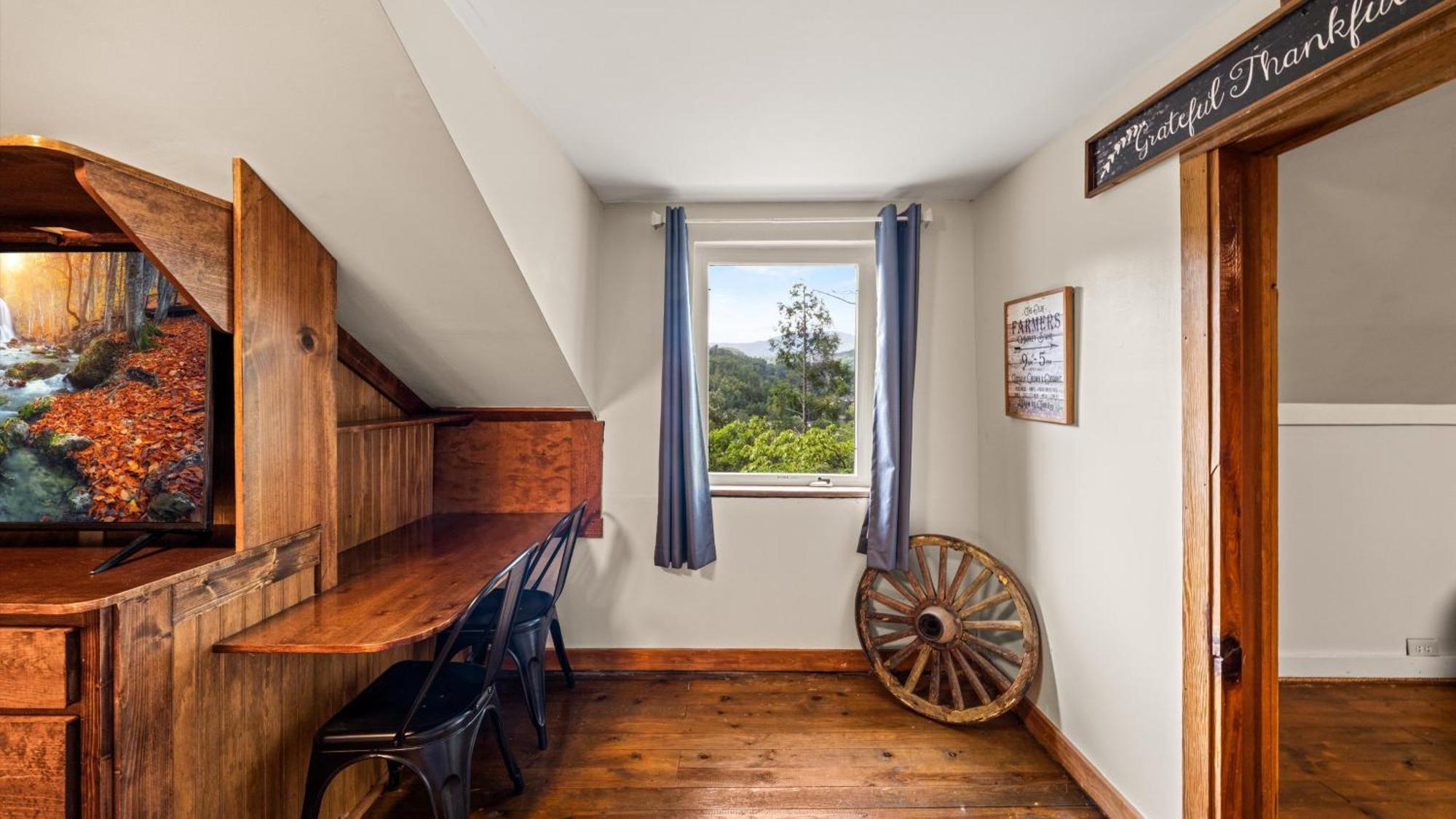 Whiskey Ridge Lodge, A Restored 1940S Gem, 2 Mins From Downtown, Breathtaking City Views, Custom Game Room, And Spacious Elegance Gatlinburg Esterno foto