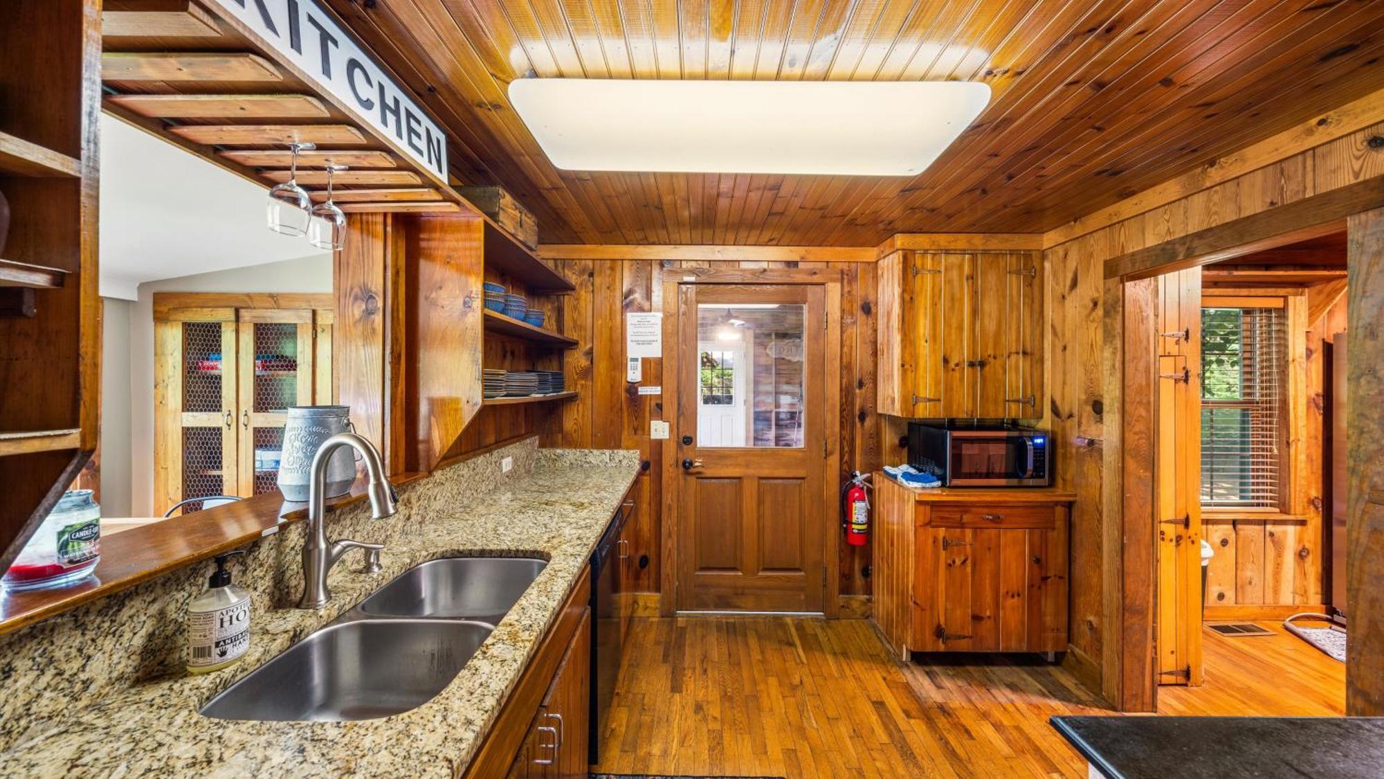 Whiskey Ridge Lodge, A Restored 1940S Gem, 2 Mins From Downtown, Breathtaking City Views, Custom Game Room, And Spacious Elegance Gatlinburg Esterno foto