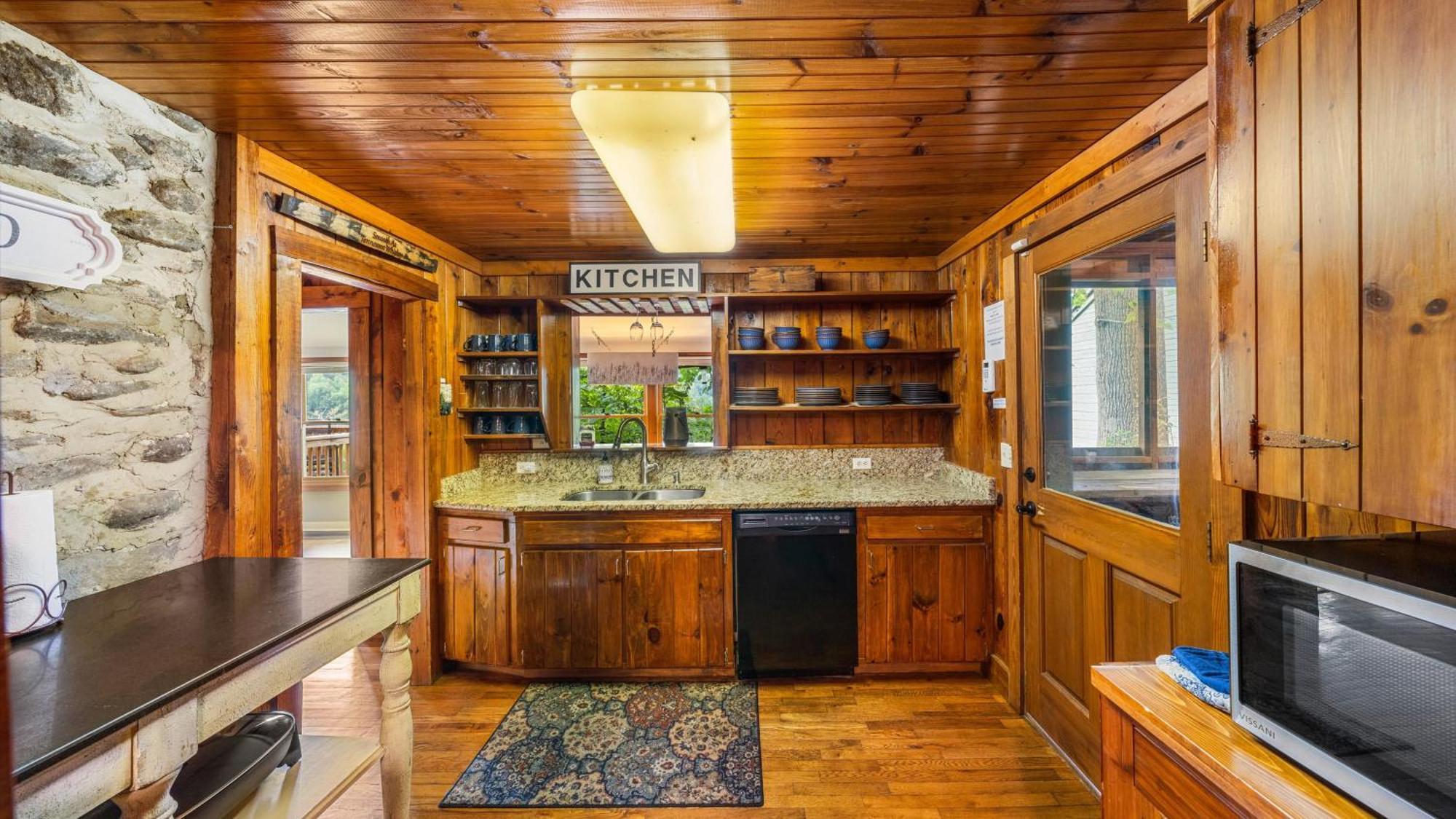 Whiskey Ridge Lodge, A Restored 1940S Gem, 2 Mins From Downtown, Breathtaking City Views, Custom Game Room, And Spacious Elegance Gatlinburg Esterno foto
