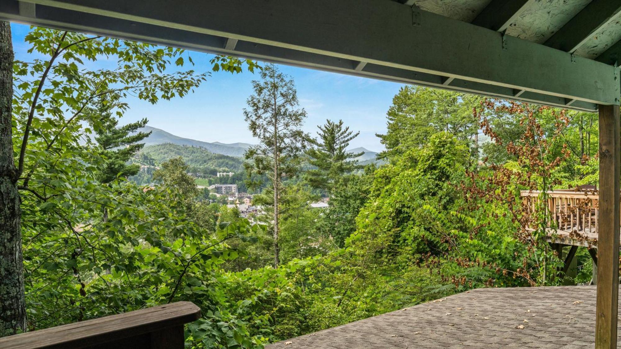 Whiskey Ridge Lodge, A Restored 1940S Gem, 2 Mins From Downtown, Breathtaking City Views, Custom Game Room, And Spacious Elegance Gatlinburg Esterno foto