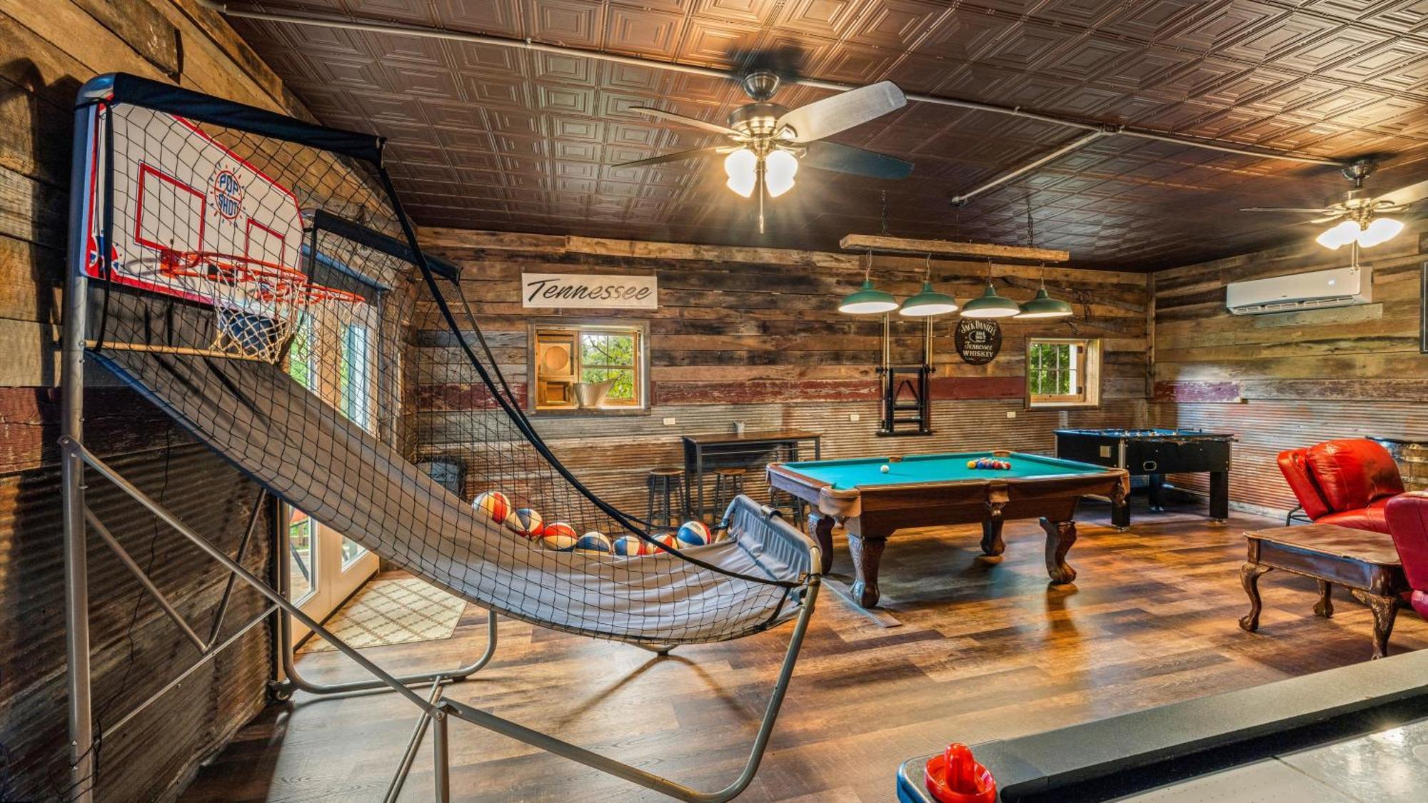 Whiskey Ridge Lodge, A Restored 1940S Gem, 2 Mins From Downtown, Breathtaking City Views, Custom Game Room, And Spacious Elegance Gatlinburg Esterno foto