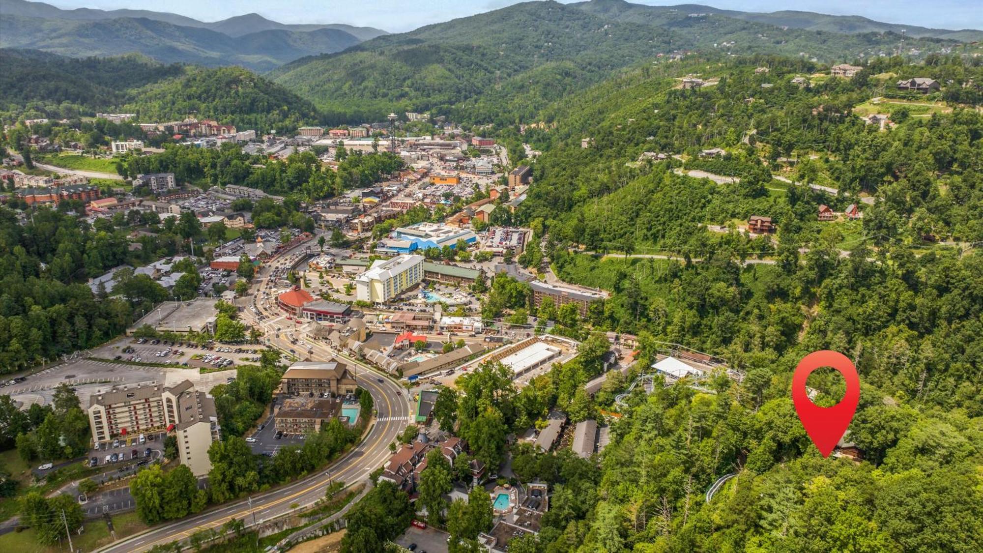 Whiskey Ridge Lodge, A Restored 1940S Gem, 2 Mins From Downtown, Breathtaking City Views, Custom Game Room, And Spacious Elegance Gatlinburg Esterno foto