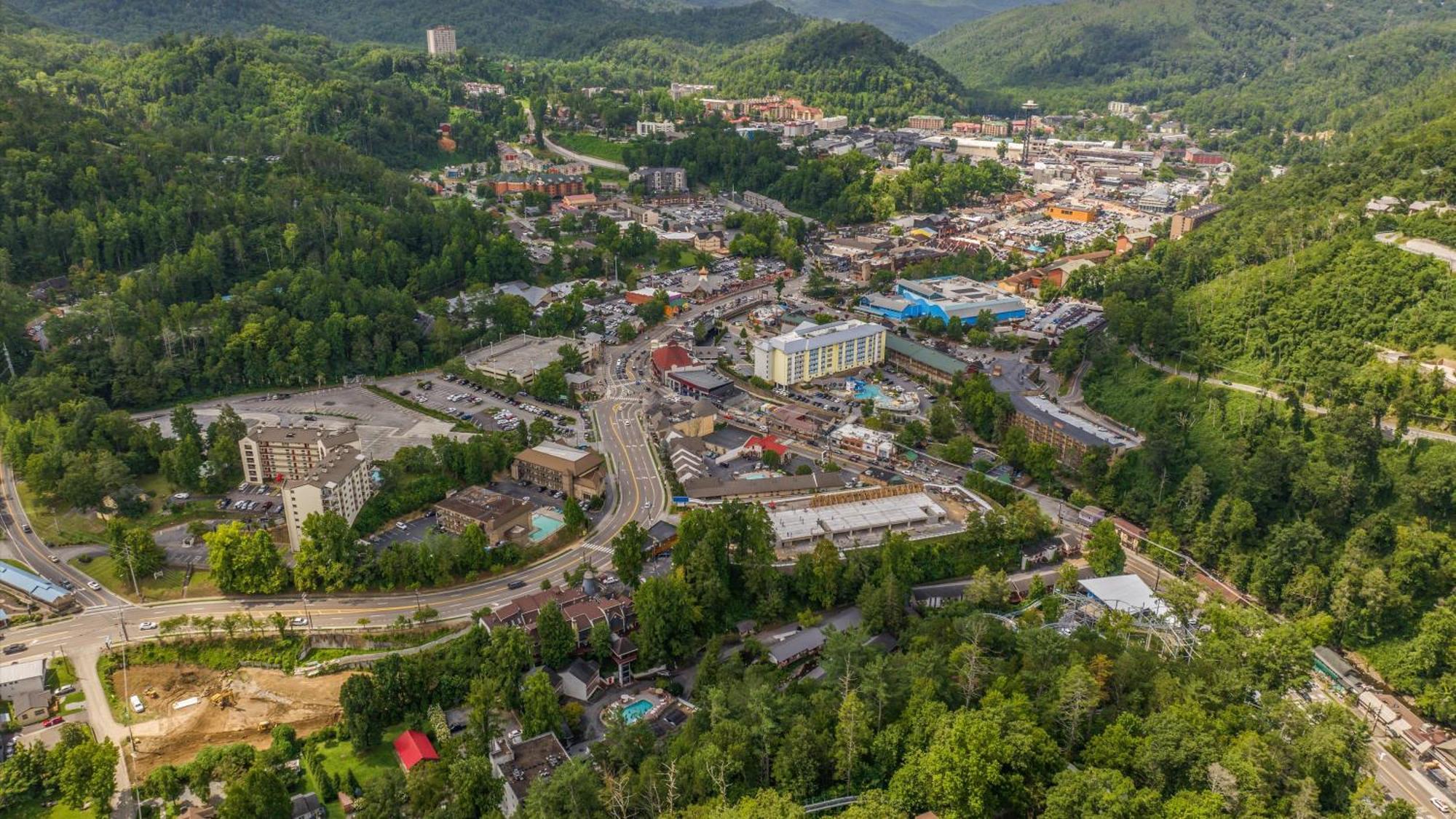 Whiskey Ridge Lodge, A Restored 1940S Gem, 2 Mins From Downtown, Breathtaking City Views, Custom Game Room, And Spacious Elegance Gatlinburg Esterno foto