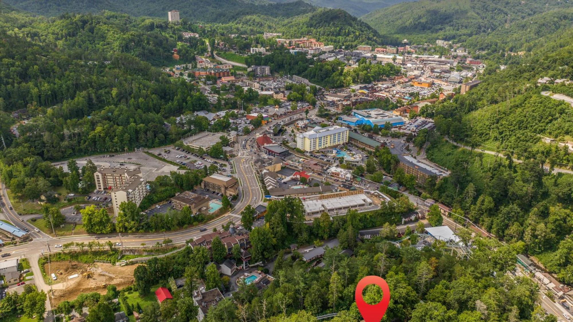 Whiskey Ridge Lodge, A Restored 1940S Gem, 2 Mins From Downtown, Breathtaking City Views, Custom Game Room, And Spacious Elegance Gatlinburg Esterno foto