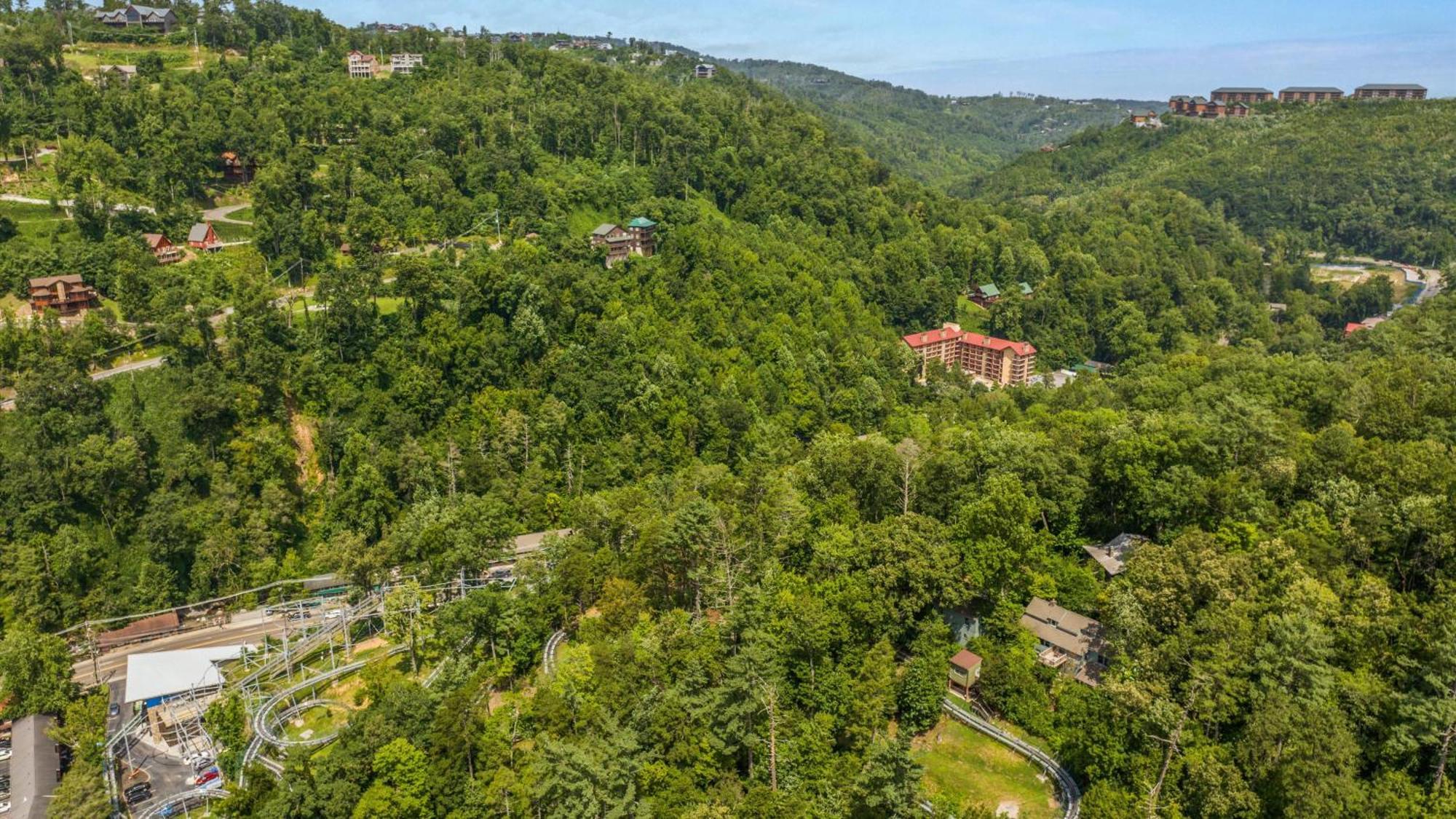 Whiskey Ridge Lodge, A Restored 1940S Gem, 2 Mins From Downtown, Breathtaking City Views, Custom Game Room, And Spacious Elegance Gatlinburg Esterno foto